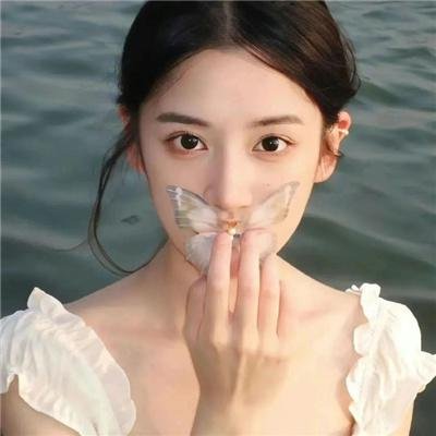 不时用俄语小声说真心话的邻桌艾莉同学